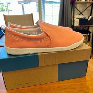 Vionic Beach Marshall slip on sneakers size 9 NIB